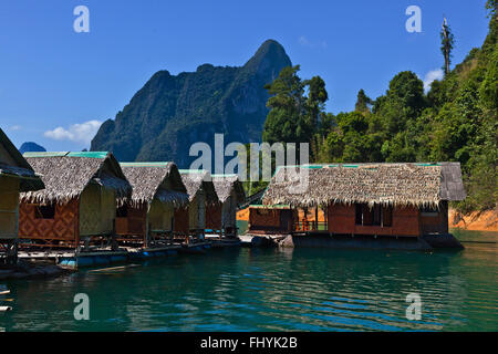 NANG PRAI RAFT HOUSE SUR LE LAC CHEOW EN dans le parc national de Khao Sok - Thaïlande Banque D'Images