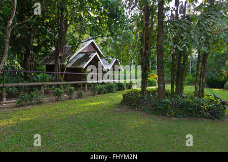 Le Riverside cottages à KHO SOK sont un lieu de séjour idéal pour visiter Kho Sok National Park - Thaïlande Banque D'Images