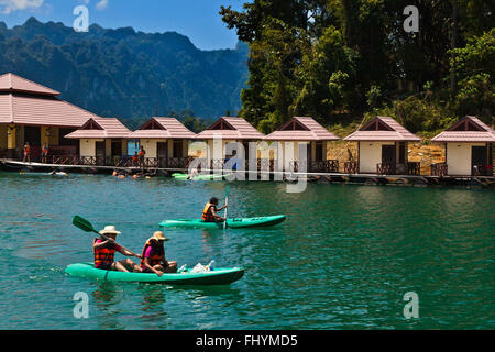 Kayak à l'SAICHON RAFT House propose un hébergement confortable sur le lac CHEOW FR dans Parc national de Khao Sok - Thaïlande Banque D'Images