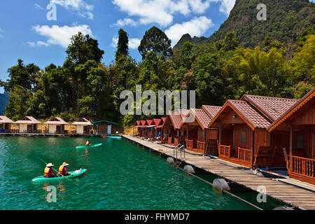 Kayak à l'SAICHON RAFT House propose un hébergement confortable sur le lac CHEOW FR dans Parc national de Khao Sok - Thaïlande Banque D'Images