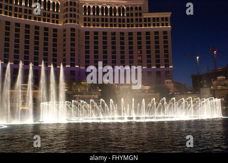 Belles fontaines actives hors de Bellagio Hotel and Casino, d'énormes fontaines dansantes pour une excellente vue de nuit, monument Banque D'Images