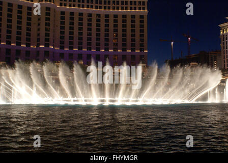 Belles fontaines actives hors de Bellagio Hotel and Casino, d'énormes fontaines dansantes pour une excellente vue de nuit, monument Banque D'Images