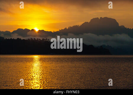 Coucher de soleil sur de KHLONG SAENG CHEOW EN LAC DANS LE PARC NATIONAL de Khao Sok - Thaïlande Banque D'Images