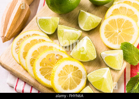 Variété d'agrumes dont les citrons et limes. Banque D'Images