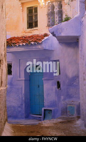 Maisons de la médina sont peintes de belles couleurs pastel à CHECHAOUEN dans les montagnes du Rif du Maroc Banque D'Images