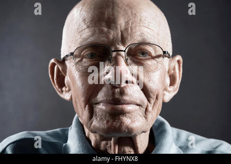 Parution du modèle. Portrait d'un homme portant des lunettes. Banque D'Images