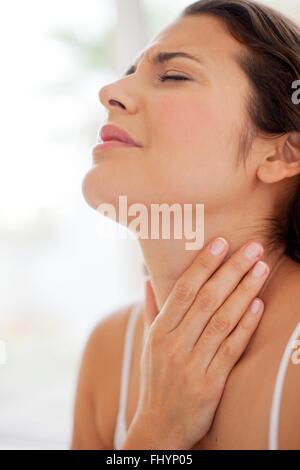 Parution du modèle. Femme avec sa main sur sa gorge dans la douleur. Banque D'Images