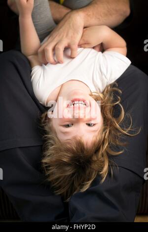 Parution du modèle. Jeune fille chatouillement, rire, high angle view. Banque D'Images