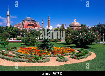 Les jardins de fleurs et l'Ayasofya Camii (cathédrale Sainte-Sophie) - église Byzantine construit en 537 AD, & finalement converti Banque D'Images