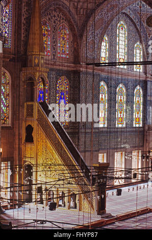 Le minbar et vitraux de la Mosquée Bleue (Sultanahmet Camii) qui a été achevée en 1616 - Istanbul, Turquie Banque D'Images