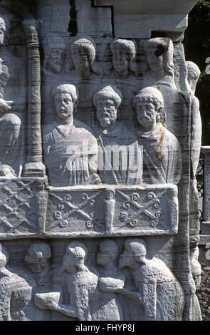 Sculptures en Helenistic sur la base de l'obélisque qui se dresse sur l'Hippodrome Byzantin (Centre Sportif) - Istanbul, Turquie Banque D'Images