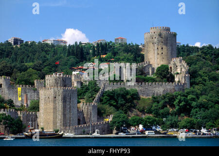 Château Rumeli Hisari sur le Bosphore (la voie d'eau qui se jette dans la Méditerranée et la mer Noire) - Istanbul, Turquie Banque D'Images