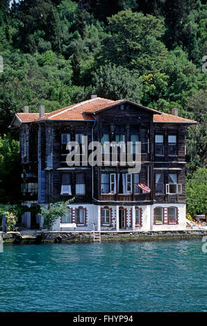 Une Demeure de prestige sur la rive du Bosphore (la voie d'eau qui se jette dans la Méditerranée et la mer Noire) - Istanbul, Turquie Banque D'Images