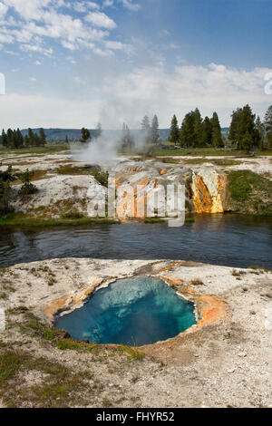 Une source d'eau chaude près de la rivière FIREHOLE est l'un des milliers de phénomènes thermiques dans le Parc - Parc national de Yellowstone, Wyoming Banque D'Images