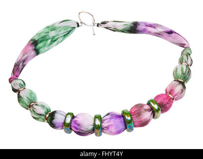 Vue de dessus du collier textile du violet et vert en soie peinte et anneaux en céramique verte boules isolé sur fond blanc Banque D'Images