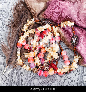 Vue du dessus de l'enchevêtrement de collier rose et jaune, une pierre naturelle Agate Rose (veines du Dragon, corne, shell, obsidienne acajou bea Banque D'Images