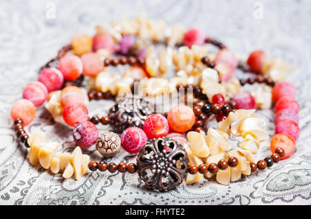 Collier rose et jaune enchevêtrés de pierres naturelles Agate Rose (veines du Dragon, corne, coquillages, perles d'obsidienne mahogany et tailler Banque D'Images