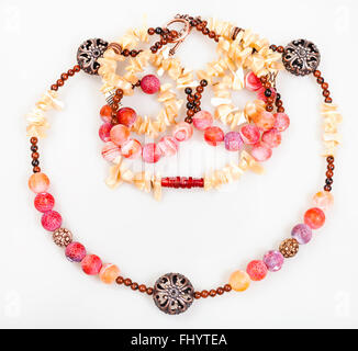 Collier rose et jaune à partir de pierres naturelles Agate Rose (veines du Dragon, corne, coquillages, perles d'obsidienne acajou et cuivre sculpté Banque D'Images