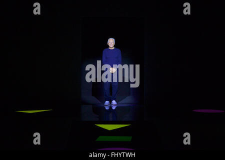Milan, Italie. Feb 26, 2016. Le designer italien Giorgio Armani reconnaît les applaudissements à la fin de l'Emporio Armani Automne-hiver 2016-2017 Collection de la femme lors de la Fashion Week de Milan à Milan, Italie, 26 février 2016. Credit : Jin Yu/Xinhua/Alamy Live News Banque D'Images