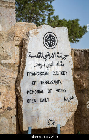 La pierre d'un panneau à l'entrée de Mont Nébo, Royaume hachémite de Jordanie, Moyen-Orient. Banque D'Images