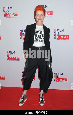 26 février 2016 - West Hollywood, CA, United States - 26 février 2016 - West Hollywood, Californie - Sandy Powell. Le film est une grande réception en l'honneur British nominés du 88e Prix de l'Académie tenue à Fig & Olive. Crédit photo : Byron Purvis/AdMedia (crédit Image : © Byron Purvis/AdMedia via Zuma sur le fil) Banque D'Images