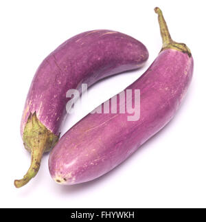 Deux aubergines mûres violet isolé sur fond blanc Banque D'Images