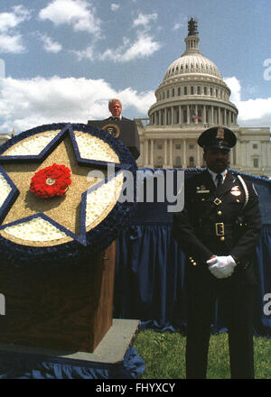 Washington, District de Columbia, Etats-Unis. Feb 27, 2016. Le président des États-Unis, Bill Clinton, parle lors de la 19e édition Fraternal Order of Police Peace Officers Memorial devant du Capitole à Washington le 15 mai 2000. Cette année, le service commémoratif rend hommage aux 139 policiers tués en action à travers les États-Unis en 1999. Credit : Ron Sachs/CNP © Ron Sachs/CNP/ZUMA/Alamy Fil Live News Banque D'Images