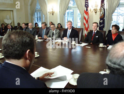 Washington, District de Columbia, Etats-Unis. 27 Nov, 2000. Le président des États-Unis, Bill Clinton, fait de remarques au cours d'une réunion du cabinet à la Maison Blanche à Washington, DC Le 27 novembre 2000.Crédit : Mark Wilson - Piscine/CNP © Mark Wilson/CNP/ZUMA/Alamy Fil Live News Banque D'Images