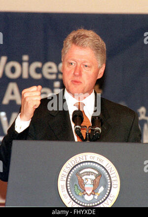 Washington, District de Columbia, Etats-Unis. 19 Oct, 1999. Le président des États-Unis, Bill Clinton met un point lors de son discours à ''voix contre la violence : une conférence de l'adolescence du Congrès'' à Washington, DC Le 19 octobre, 1999.Credit : Ron Sachs/CNP © Ron Sachs/CNP/ZUMA/Alamy Fil Live News Banque D'Images