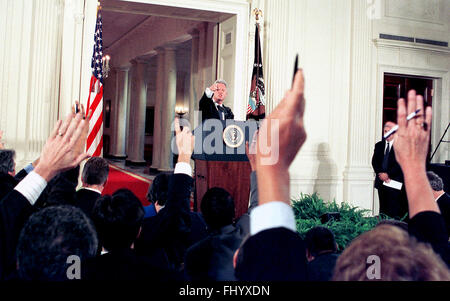 Washington, District de Columbia, Etats-Unis. 14Th Oct, 1999. Le président des États-Unis, Bill Clinton demande à un journaliste au cours de sa conférence de presse dans l'East Room de la Maison Blanche à Washington, DC Le 14 octobre, 1999. Dans ses remarques préparées, le Président a fustigé les dirigeants républicains du Sénat américain pour forcer un vote contre le traité d'interdiction complète des essais nucléaires et de promotion de la ''un nouvel isolationnisme.'' .Credit : Ron Sachs/CNP © Ron Sachs/CNP/ZUMA/Alamy Fil Live News Banque D'Images