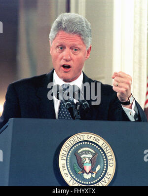 Washington, District de Columbia, Etats-Unis. 14Th Oct, 1999. Le président des États-Unis, Bill Clinton met un point au cours de sa conférence de presse dans l'East Room de la Maison Blanche à Washington, DC Le 14 octobre, 1999. Dans ses remarques préparées, le Président a fustigé les dirigeants républicains du Sénat américain pour forcer un vote contre le traité d'interdiction complète des essais nucléaires et de promotion de la ''un nouvel isolationnisme.'' .Credit : Ron Sachs/CNP © Ron Sachs/CNP/ZUMA/Alamy Fil Live News Banque D'Images