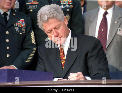 Washington, District de Columbia, Etats-Unis. 5Th Oct, 1999. Washington, DC - 5 octobre 1999 -- Le président américain Bill Clinton signe le $289 milliards de dollars Le projet de loi de crédits de la défense lors d'une cérémonie au Pentagone le 5 octobre, 1999.Credit : Ron Sachs/CNP © Ron Sachs/CNP/ZUMA/Alamy Fil Live News Banque D'Images