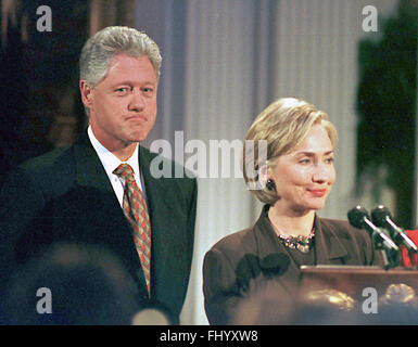 Washington, District de Columbia, Etats-Unis. 19 Sep, 1998. La première dame Hillary Rodham Clinton lance la "Série de conférences en soirée du millénaire'' de l'Est Chambre, la Maison Blanche que son mari, le président des États-Unis, Bill Clinton, attend son tour pour parler, le 18 septembre, 1998.Credit : Ron Sachs/CNP © Ron Sachs/CNP/ZUMA/Alamy Fil Live News Banque D'Images