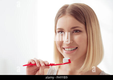 Garder un sourire blanc nacré Banque D'Images