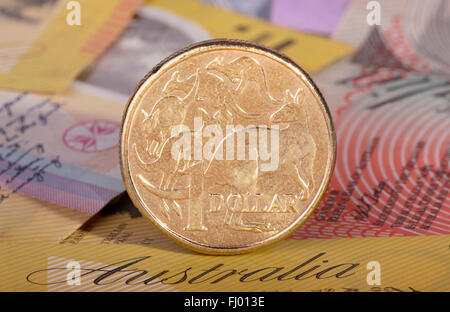 Une pièce d'un dollar australien avec un fond de billets de banque australienne. Banque D'Images