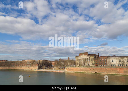 Vue sur la Garonne à Toulouse en France avec l'église de la Daurade. Banque D'Images