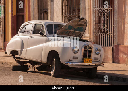 Vieille voiture avec un cric avec roues arrière et capot en place en rue à La Havane, Cuba, Antilles, Caraïbes, Amérique Centrale Banque D'Images