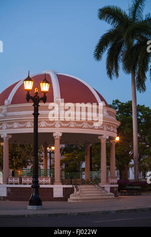 Kiosque sur la Plaza Jose Marti au crépuscule, Cienfuegos, Cuba en Mars Banque D'Images