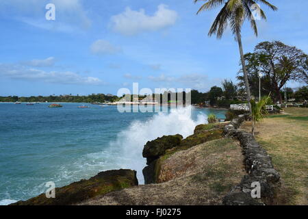 Vagues se brisant sur le rivage à Crown Point, Tobago Banque D'Images