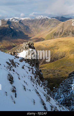 Vue d'hiver au nord de Scafell dans le Lake District National Park vers Mosedale et pilier Banque D'Images