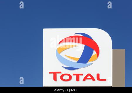 Logo total sur une station d'essence Banque D'Images