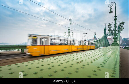 Large vue sur la traversée de tramway jaune pont de la liberté, à Budapest, en Hongrie, en Europe. Date majeure et une attraction touristique. Ciel bleu w Banque D'Images