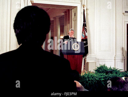 Le président des États-Unis, Bill Clinton, à l'écoute de la question d'un journaliste lors de sa conférence de presse dans l'East Room de la Maison Blanche à Washington, DC Le 14 octobre, 1999. Dans ses remarques préparées, le Président a fustigé les dirigeants républicains du Sénat américain pour forcer un vote contre le traité d'interdiction complète des essais nucléaires et de favoriser "un nouvel isolationnisme.' Credit : Ron Sachs/CNP - AUCUN FIL SERVICE - Banque D'Images