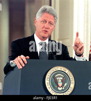 Le président des États-Unis, Bill Clinton met un point au cours de sa conférence de presse dans l'East Room de la Maison Blanche à Washington, DC Le 14 octobre, 1999. Dans ses remarques préparées, le Président a fustigé les dirigeants républicains du Sénat américain pour forcer un vote contre le traité d'interdiction complète des essais nucléaires et de favoriser "un nouvel isolationnisme.' Credit : Ron Sachs/CNP - AUCUN FIL SERVICE - Banque D'Images