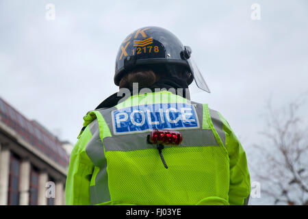 Femme montée police Sargeant avec numéro sur casque à Manchester, Royaume-Uni février 2016. L'équipe de rue Anon, ( Wake Up Manchester), arrive pour faire une démonstration surveillée par les équipes de police du centre-ville. Un groupe de personnes qui aident les sans-abri depuis 2013 en recueillant de l'argent pour les aider. De plus en plus de gens deviennent sans abri et doivent dormir dans les rues de la ville pendant que les militants, les activistes et les membres du public se réunissent pour alerter la communauté locale de diverses campagnes et manifestations qui ne sont généralement pas couvertes par les médias traditionnels. Banque D'Images