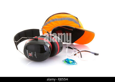 Bump Cap Orange Casque de sécurité avec les protections auditives, des bouchons d'Oreilles et des lunettes de sécurité sur un fond blanc Banque D'Images