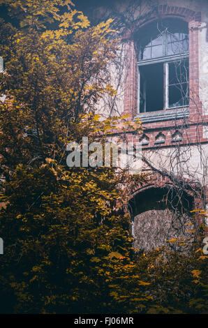 Vieux bâtiment abandonné avec fenêtres en arc brisé Banque D'Images