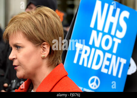 Londres, Royaume-Uni. Feb 27, 2016. Anti-Trident participants se rassemblent à Marble Arch à mars à un rassemblement à Trafalgar Square pour protester contre le renouvellement de la force de dissuasion nucléaire Trident. Premier ministre écossais Nicola Sturgeon arrive pour rejoindre la marche : PjrNews Crédit/Alamy Live News Banque D'Images