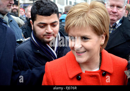 Londres, Royaume-Uni. Feb 27, 2016. Anti-Trident participants se rassemblent à Marble Arch à mars à un rassemblement à Trafalgar Square pour protester contre le renouvellement de la force de dissuasion nucléaire Trident. Premier ministre écossais Nicola Sturgeon arrive pour rejoindre la marche : PjrNews Crédit/Alamy Live News Banque D'Images