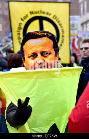 Londres, Royaume-Uni. Feb 27, 2016. Anti-Trident participants se rassemblent à Marble Arch à mars à un rassemblement à Trafalgar Square pour protester contre le renouvellement de la force de dissuasion nucléaire Trident Credit : PjrNews/Alamy Live News Banque D'Images